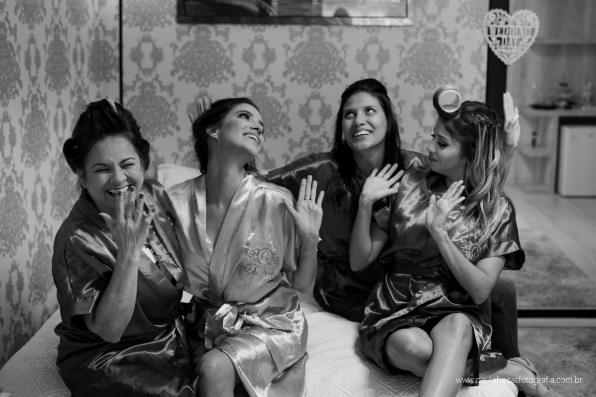 noiva com suas irmãs e mae no seu making of casamento em itajuba-MG paula freitas fotografia