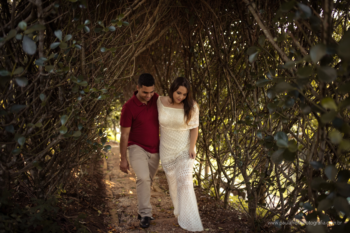 noivos caminhando em jardim pre casamento em santo antonio do pinhal