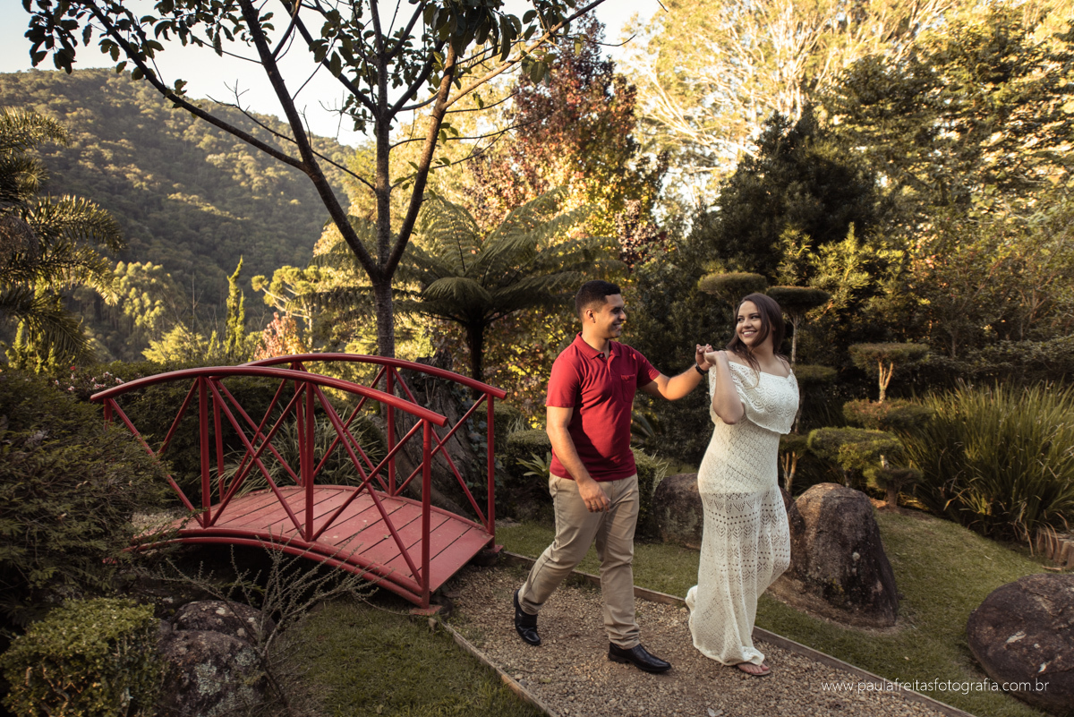 noivos caminhando de maos dadas para foto de pre casamento em santo antonio do pinhal por paula freitas