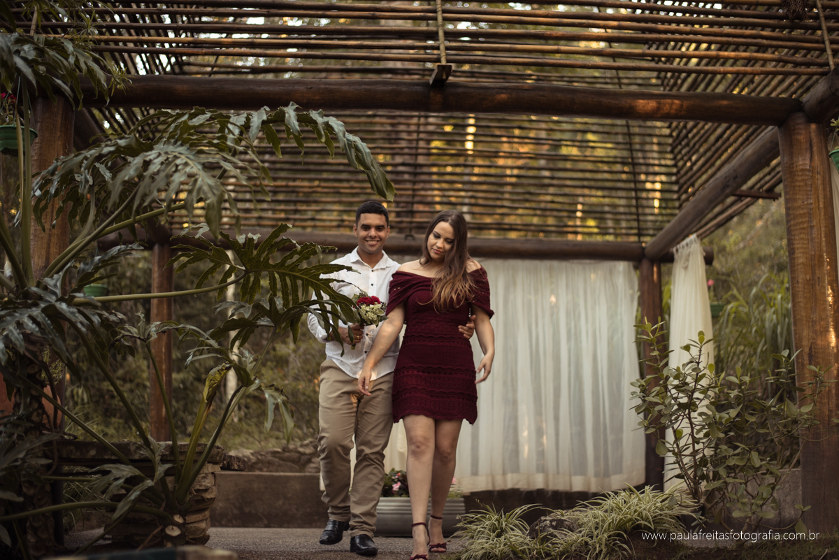 noivo segurando o buque em pre casamento santo antonio do pinhal 