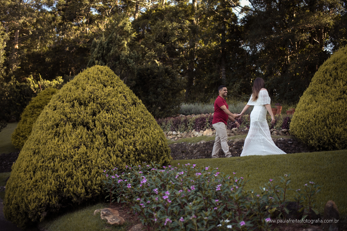 noivos caminhando no jardim foto de pre casamento em santo antonio do pinhal