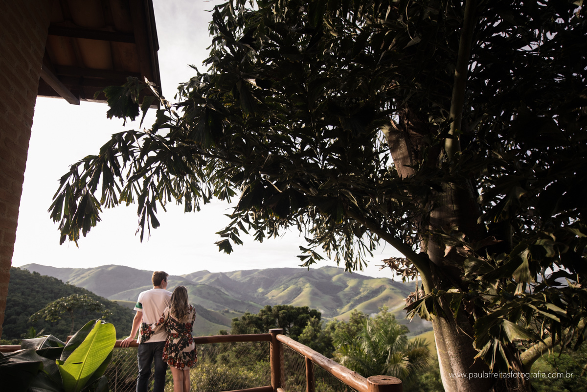 noivos de costa no dek fazendo foto para o pre casamento sao francisco xavier por paula freitas 