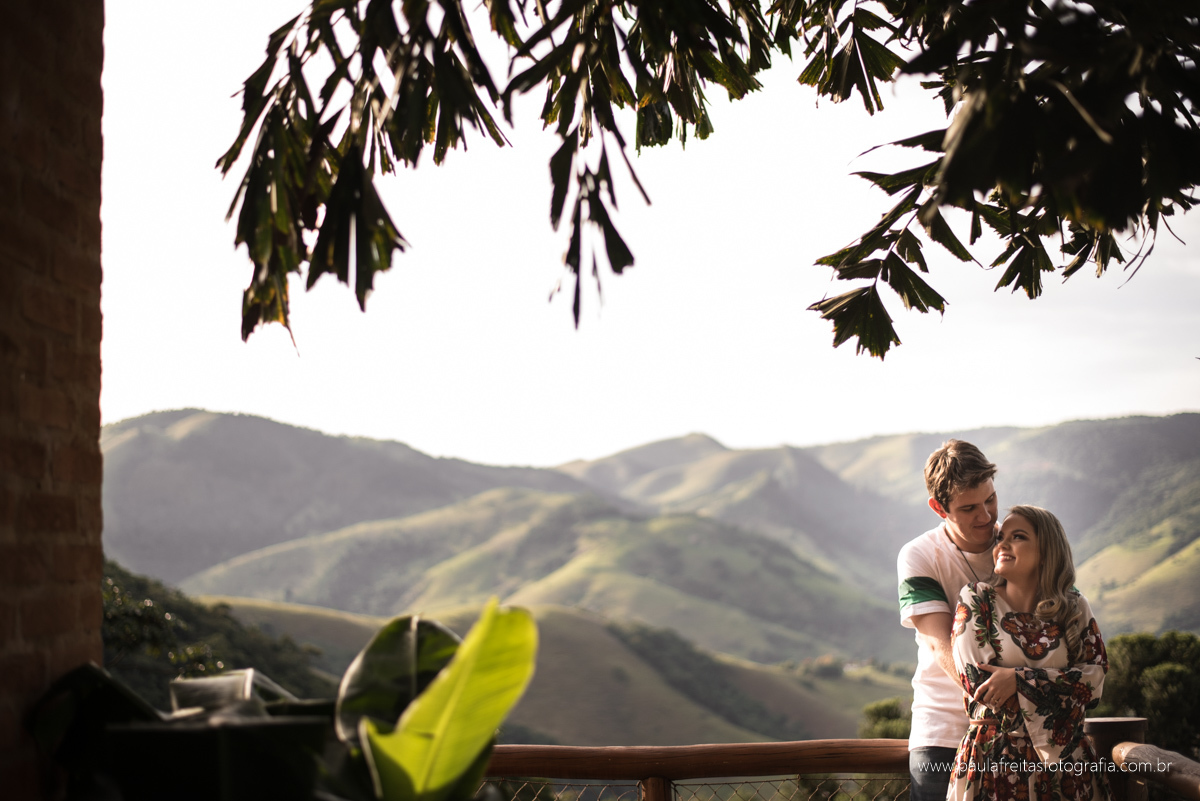 noivos no dek no alto da montanha fazendo pre casamento em sao francisco xavier