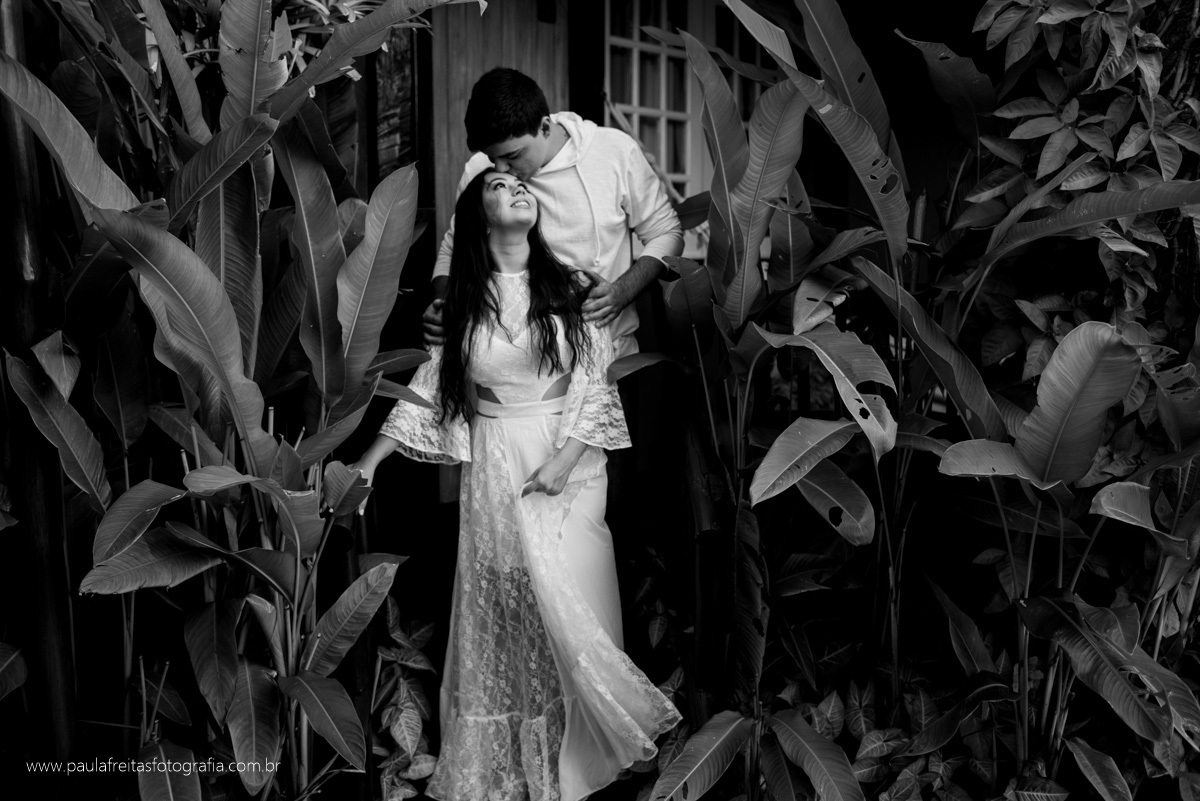 noivo beijando testa da noiva em ensaio de pre casamento na praia por pala freitas 