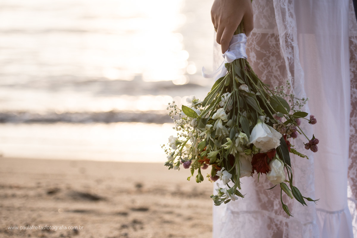 buque da noiva em ensaio de pre casamento na praia por paula freitas