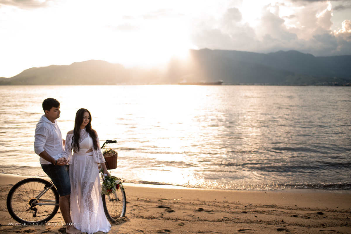 noivos na praia com bicicleta foto de pre casamento em ilhabela por pula freitas