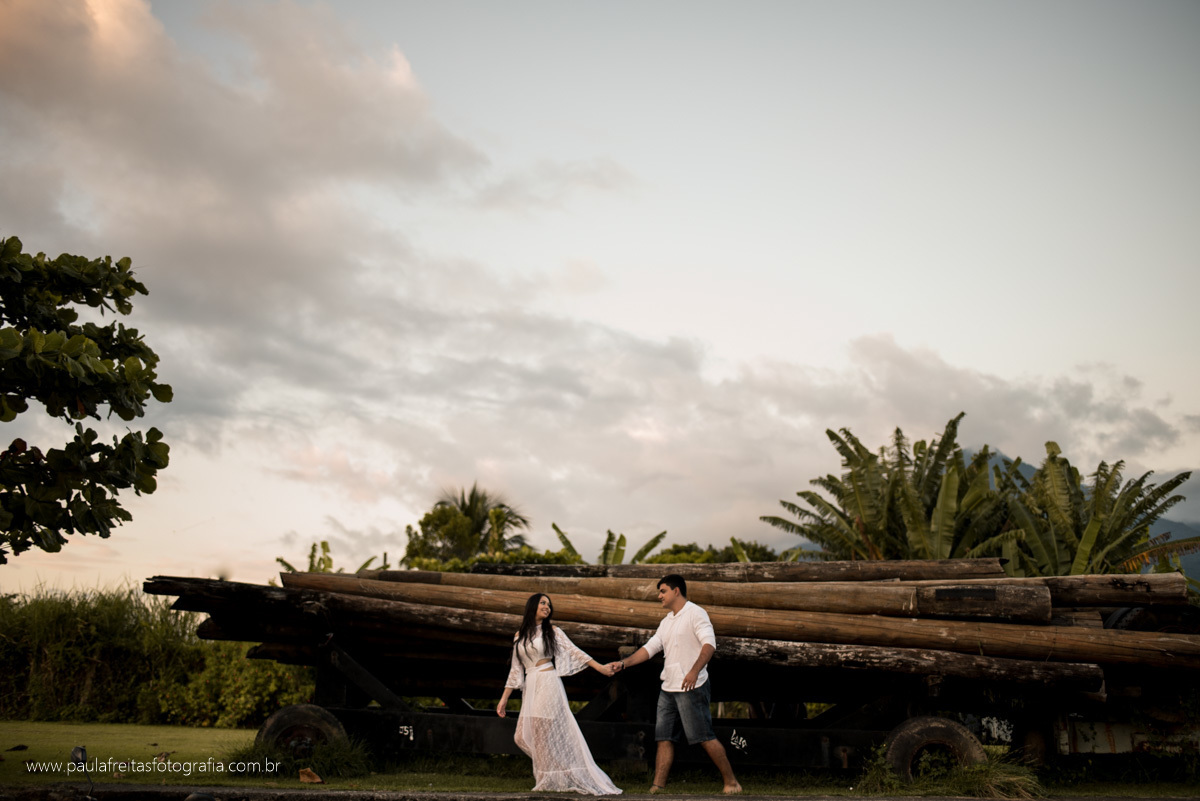 noivos caminhando para foto de pre casamento em ilhabela por paula freitas