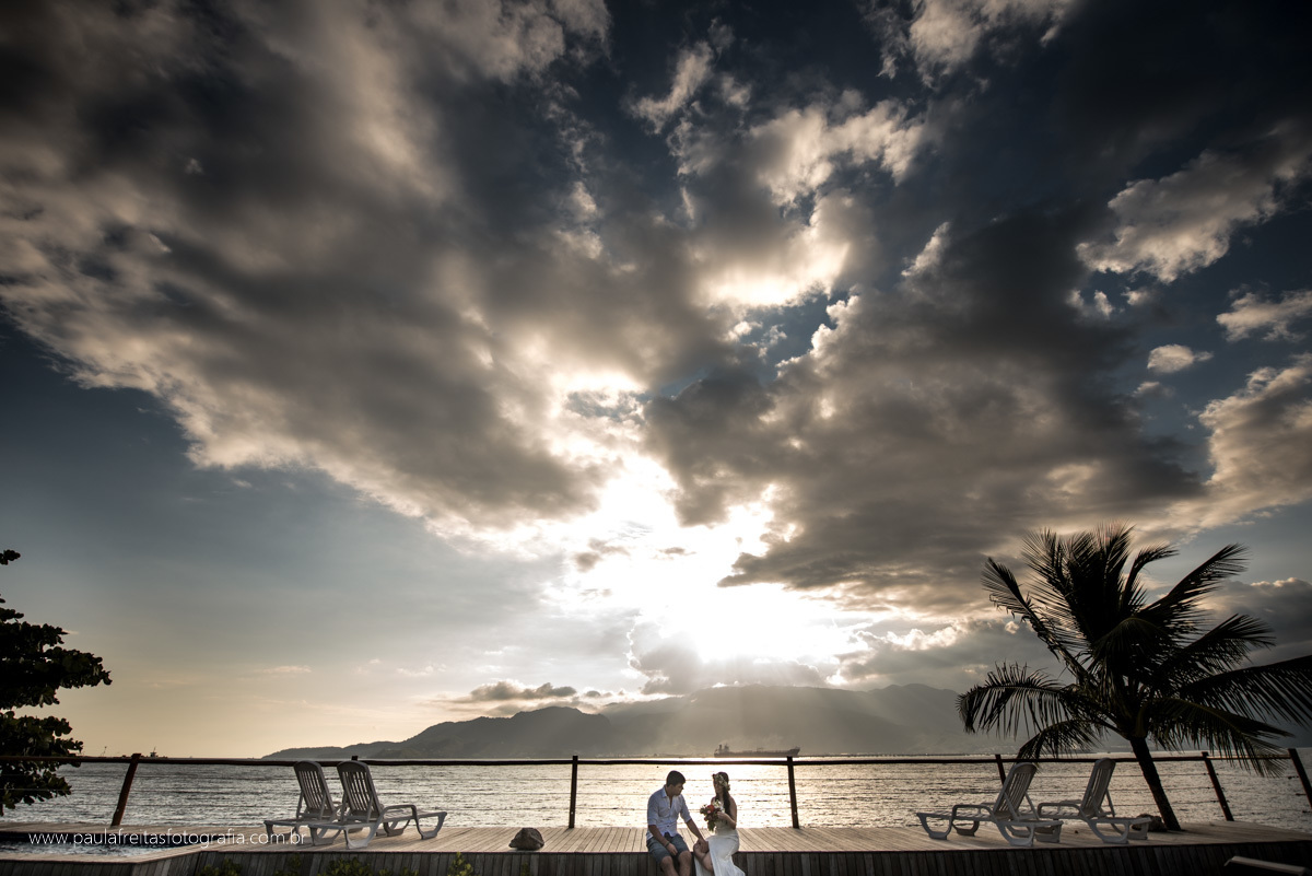ensaio em ilhabela na praia com sol e coqueiro por paula freitas