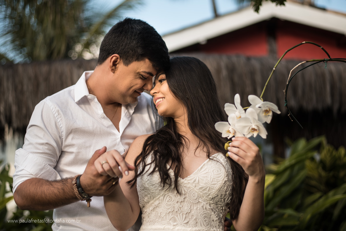 noivos se olhando de maos dadas fazendo foto para pre casamento em ilhabela por paula freitas