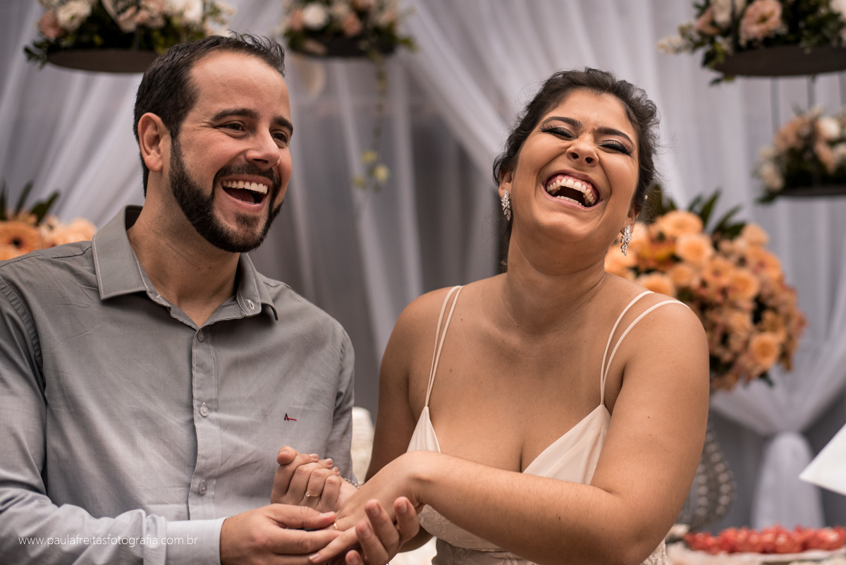 noivos se divertindo em seu casamento civil por paula freitas