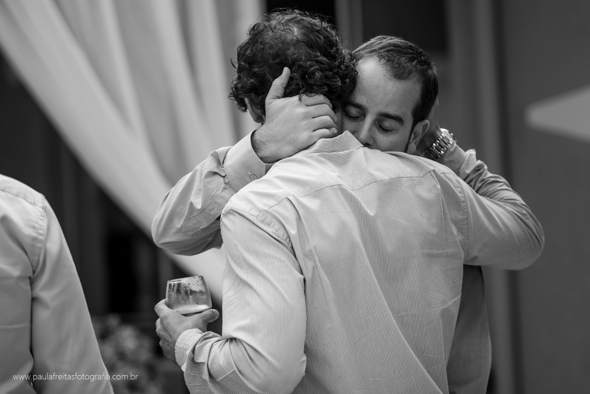 noivo abracando o amigo em festa de casamento por paula freitas