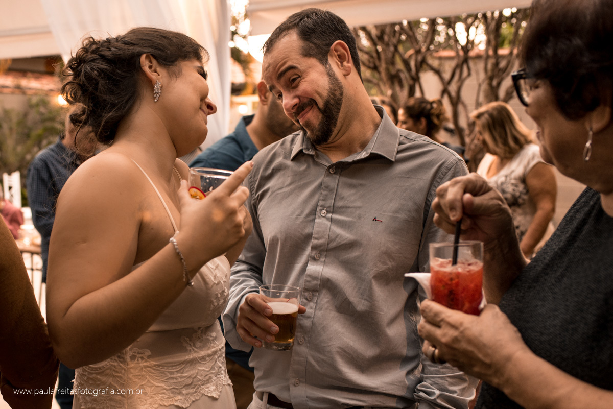 noivos se olhando durante festa de casamenot civil em guaratingueta por paula freitas 