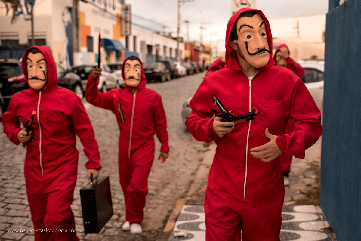pessoas vestidas de personagem la casa de papel em festa de casamento por paula freitas