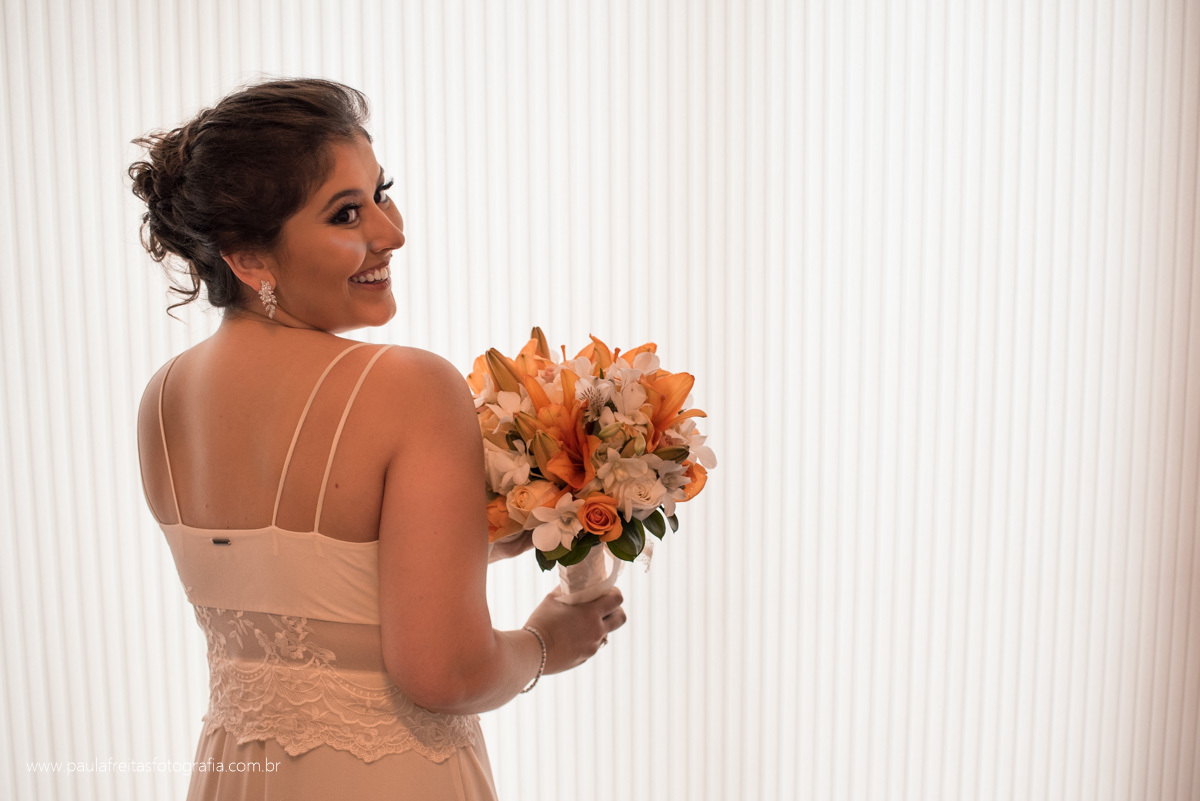 noiva segurando o buque no making of por paula freitas