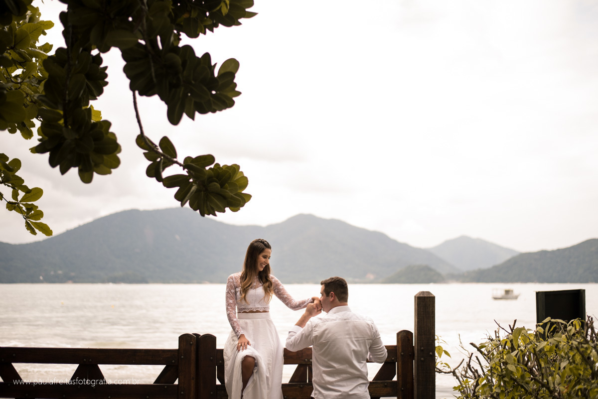 noiva sentada na porteira na praia ensaio pre casamento ubatuba refugio do corsario paula freitas fotografia 