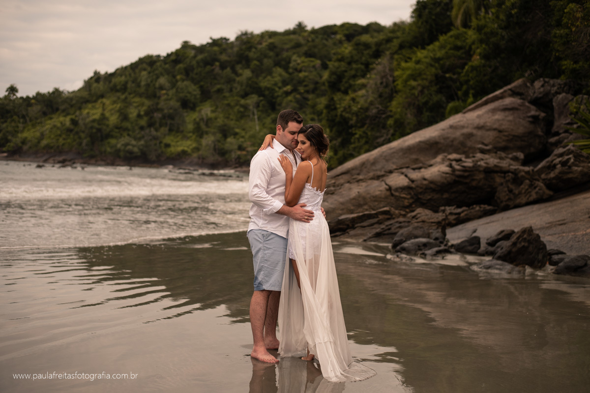 ensaio no mar de ubatuba pre casamento na praia paula freitas fotografia 