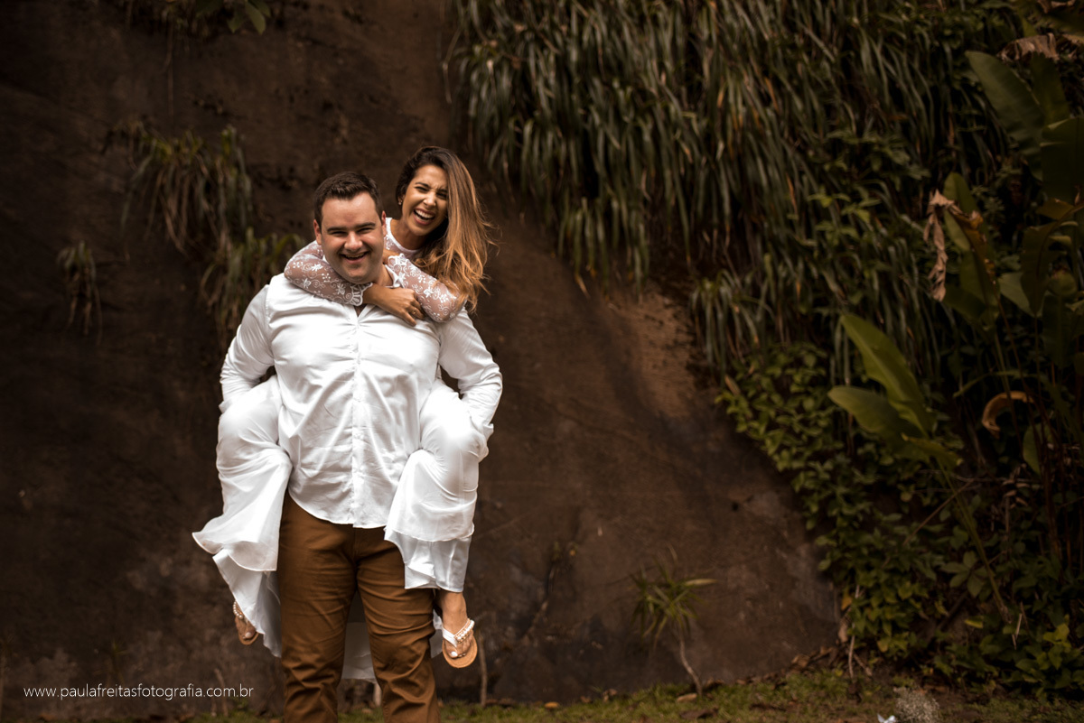 noivo levando ela no colo em ensaio pre casamento ubatuba paula freitas fotografia 