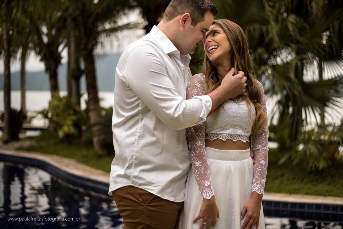 foto pre casamento refugio do corsario ensaio na praia de ubatuba noiva de branco paula freitas fotografia 