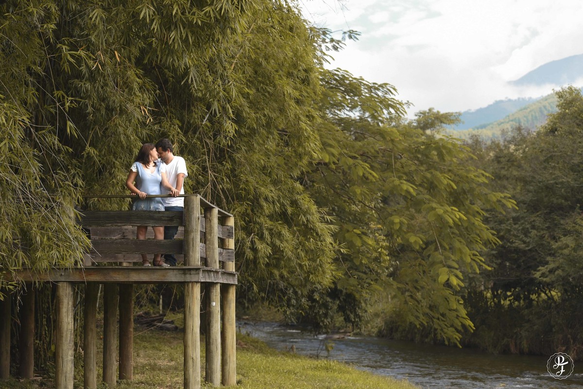 pre-wedding-com-po-colorido-ensaio-de-casal-com-zim-realizado-em-guaratinguetá-sp-maria-augusta-e-artur-fotografados-por-paula-freitas-fotografia-e-filme-de-supimpa-audiovisua