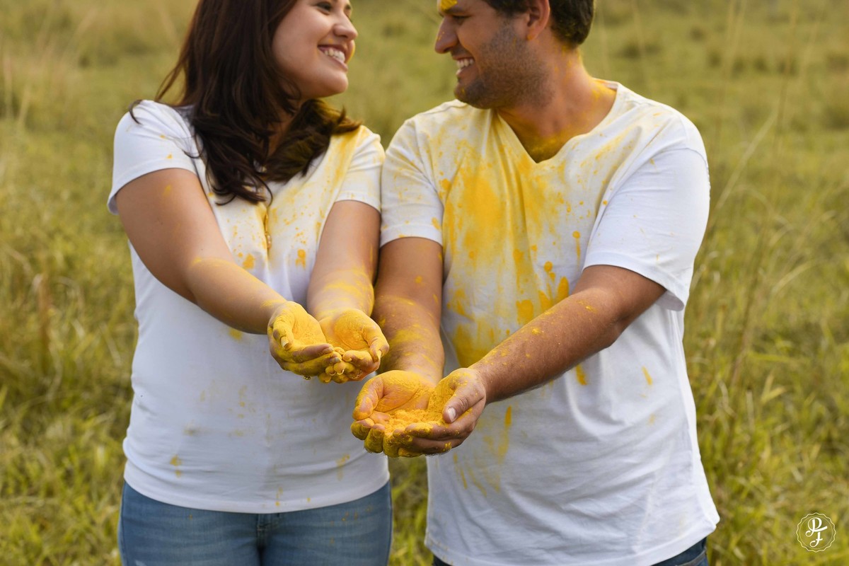 pre-wedding-com-po-colorido-ensaio-de-casal-com-zim-realizado-em-guaratinguetá-sp-maria-augusta-e-artur-fotografados-por-paula-freitas-fotografia-e-filme-de-supimpa-audiovisua