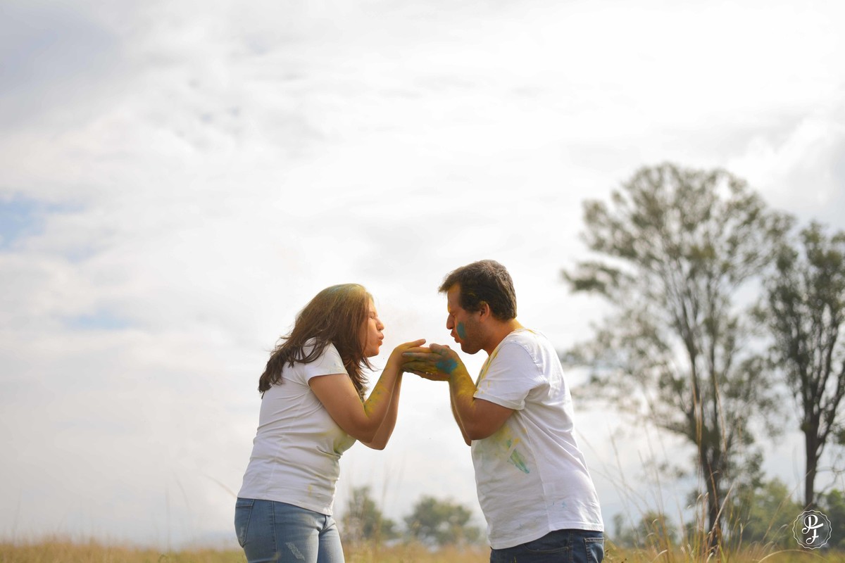 pre-wedding-com-po-colorido-ensaio-de-casal-com-zim-realizado-em-guaratinguetá-sp-maria-augusta-e-artur-fotografados-por-paula-freitas-fotografia-e-filme-de-supimpa-audiovisua