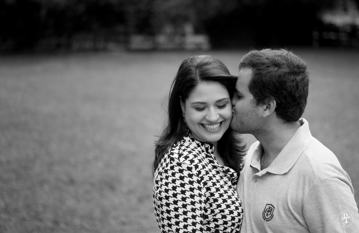 pre-wedding-com-po-colorido-ensaio-de-casal-com-zim-realizado-em-guaratinguetá-sp-maria-augusta-e-artur-fotografados-por-paula-freitas-fotografia-e-filme-de-supimpa-audiovisua