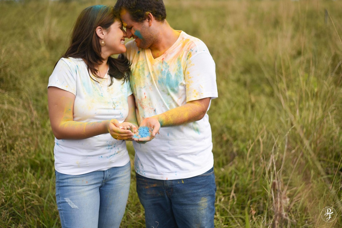 pre-wedding-com-po-colorido-ensaio-de-casal-com-zim-realizado-em-guaratinguetá-sp-maria-augusta-e-artur-fotografados-por-paula-freitas-fotografia-e-filme-de-supimpa-audiovisua