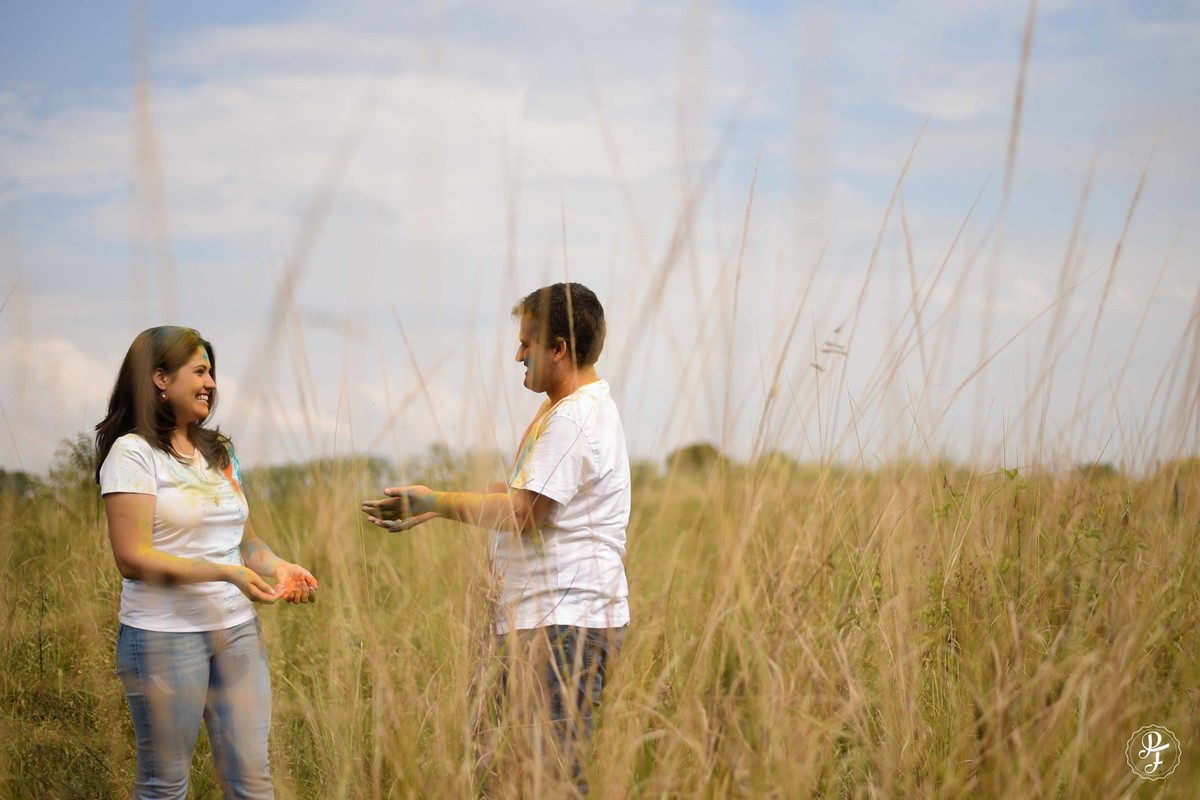 pre-wedding-com-po-colorido-ensaio-de-casal-com-zim-realizado-em-guaratinguetá-sp-maria-augusta-e-artur-fotografados-por-paula-freitas-fotografia-e-filme-de-supimpa-audiovisua
