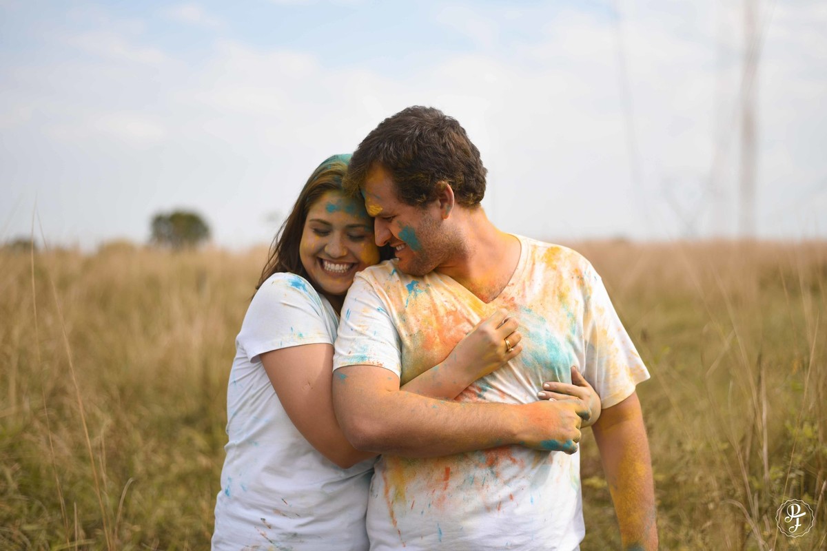pre-wedding-com-po-colorido-ensaio-de-casal-com-zim-realizado-em-guaratinguetá-sp-maria-augusta-e-artur-fotografados-por-paula-freitas-fotografia-e-filme-de-supimpa-audiovisua