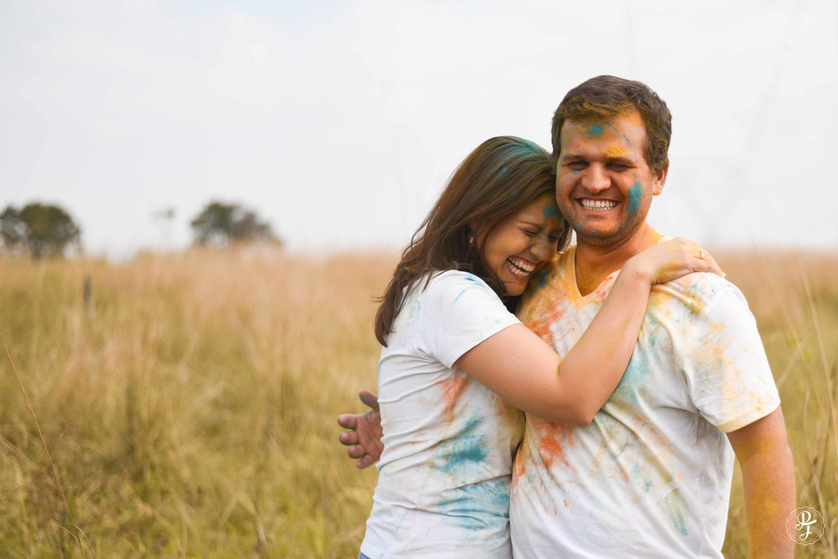 pre-wedding-com-po-colorido-ensaio-de-casal-com-zim-realizado-em-guaratinguetá-sp-maria-augusta-e-artur-fotografados-por-paula-freitas-fotografia-e-filme-de-supimpa-audiovisua