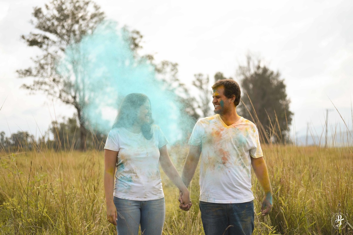 pre-wedding-com-po-colorido-ensaio-de-casal-com-zim-realizado-em-guaratinguetá-sp-maria-augusta-e-artur-fotografados-por-paula-freitas-fotografia-e-filme-de-supimpa-audiovisua