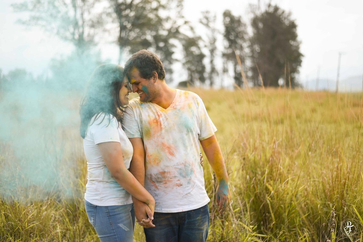 pre-wedding-com-po-colorido-ensaio-de-casal-com-zim-realizado-em-guaratinguetá-sp-maria-augusta-e-artur-fotografados-por-paula-freitas-fotografia-e-filme-de-supimpa-audiovisua