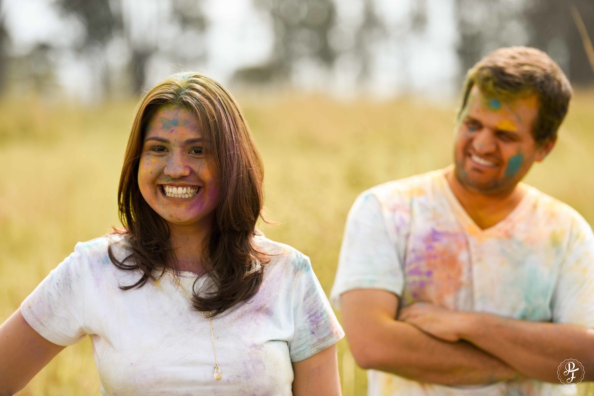 pre-wedding-com-po-colorido-ensaio-de-casal-com-zim-realizado-em-guaratinguetá-sp-maria-augusta-e-artur-fotografados-por-paula-freitas-fotografia-e-filme-de-supimpa-audiovisua