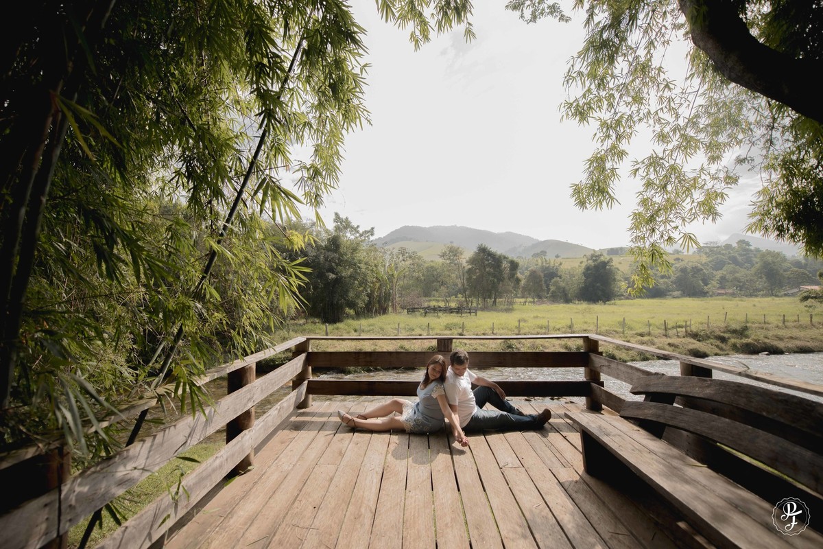 pre-wedding-com-po-colorido-ensaio-de-casal-com-zim-realizado-em-guaratinguetá-sp-maria-augusta-e-artur-fotografados-por-paula-freitas-fotografia-e-filme-de-supimpa-audiovisua