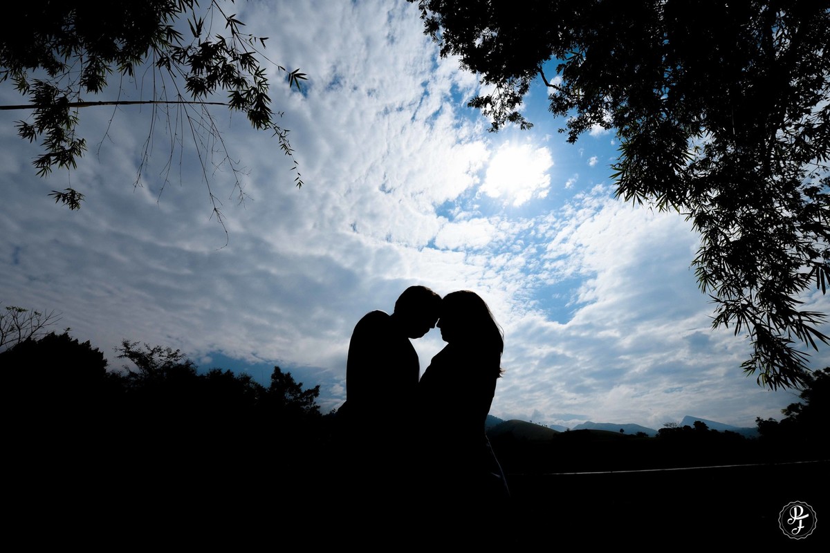 pre-wedding-com-po-colorido-ensaio-de-casal-com-zim-realizado-em-guaratinguetá-sp-maria-augusta-e-artur-fotografados-por-paula-freitas-fotografia-e-filme-de-supimpa-audiovisua