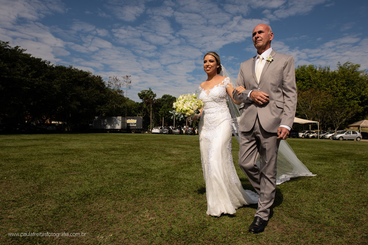 noiva caminhando com pai para casamento ao ar livre no recanto do bosque em guaratingueta por paula freitas 