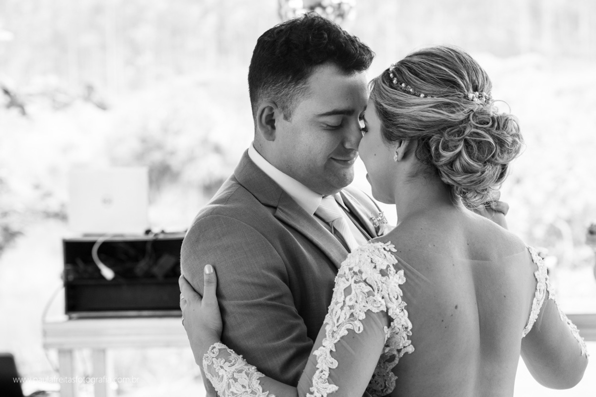  danca dos noivos em casamento de dia ao ar livre fotografado por paula freitas fotografia no recanto do bosque em guaratingueta