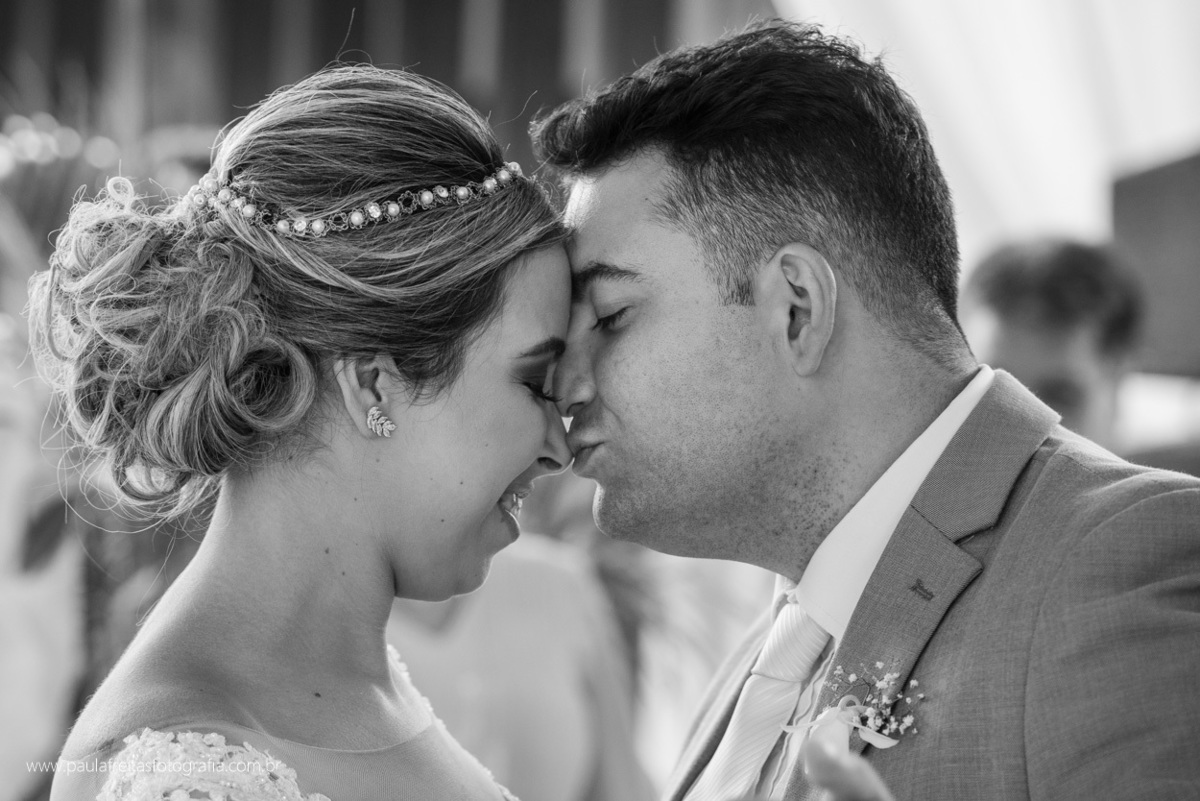 beijo de noivos em casamento no recanto do bosque em guaratingueta e fotografado por paula freitas fotografia