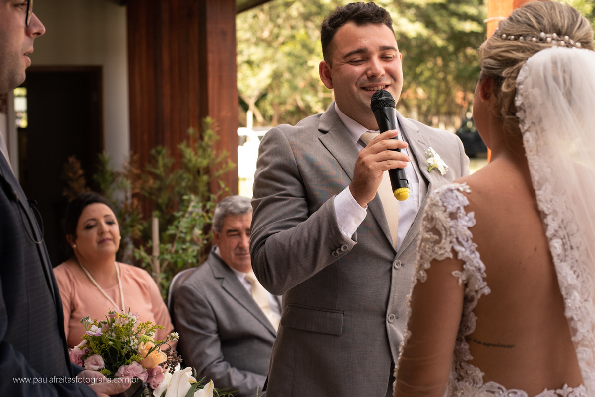 noivo falando para noiva em casamento ao ar livre em guaratingueta por paula freitas 