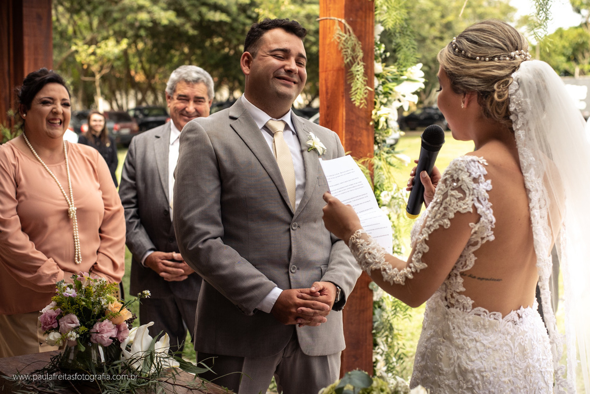 noiva falando para noivo em seu casamento no recanto do bosque em guaratingueta por paula freitas fotografia