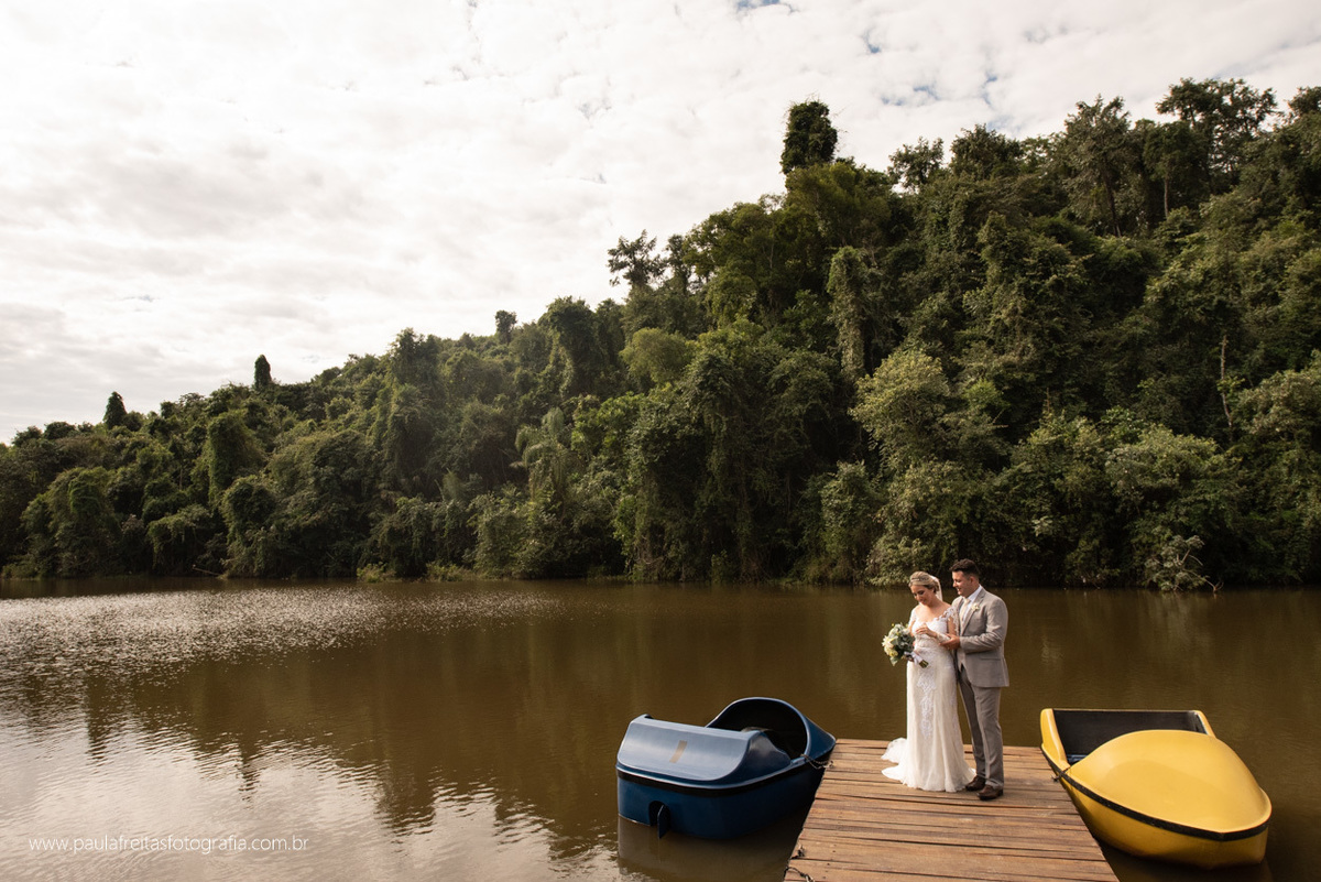 foto dos noivos  depois do casamento no recanto do bosque em guaratingueta por paula freitas fotografia 