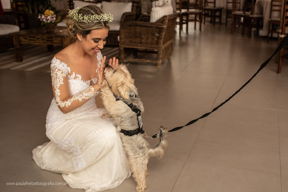  noiva brincando com cachorro em casamento de dia no recanto do bosque por paula freitas fotografia 
