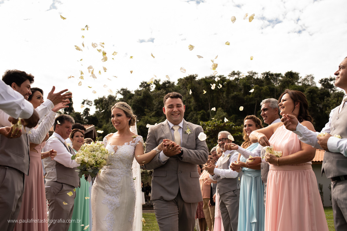 saida dos noivos em casamento ao ar livre no recanto do bosque em guaratingueta por paula freitas fotografia 