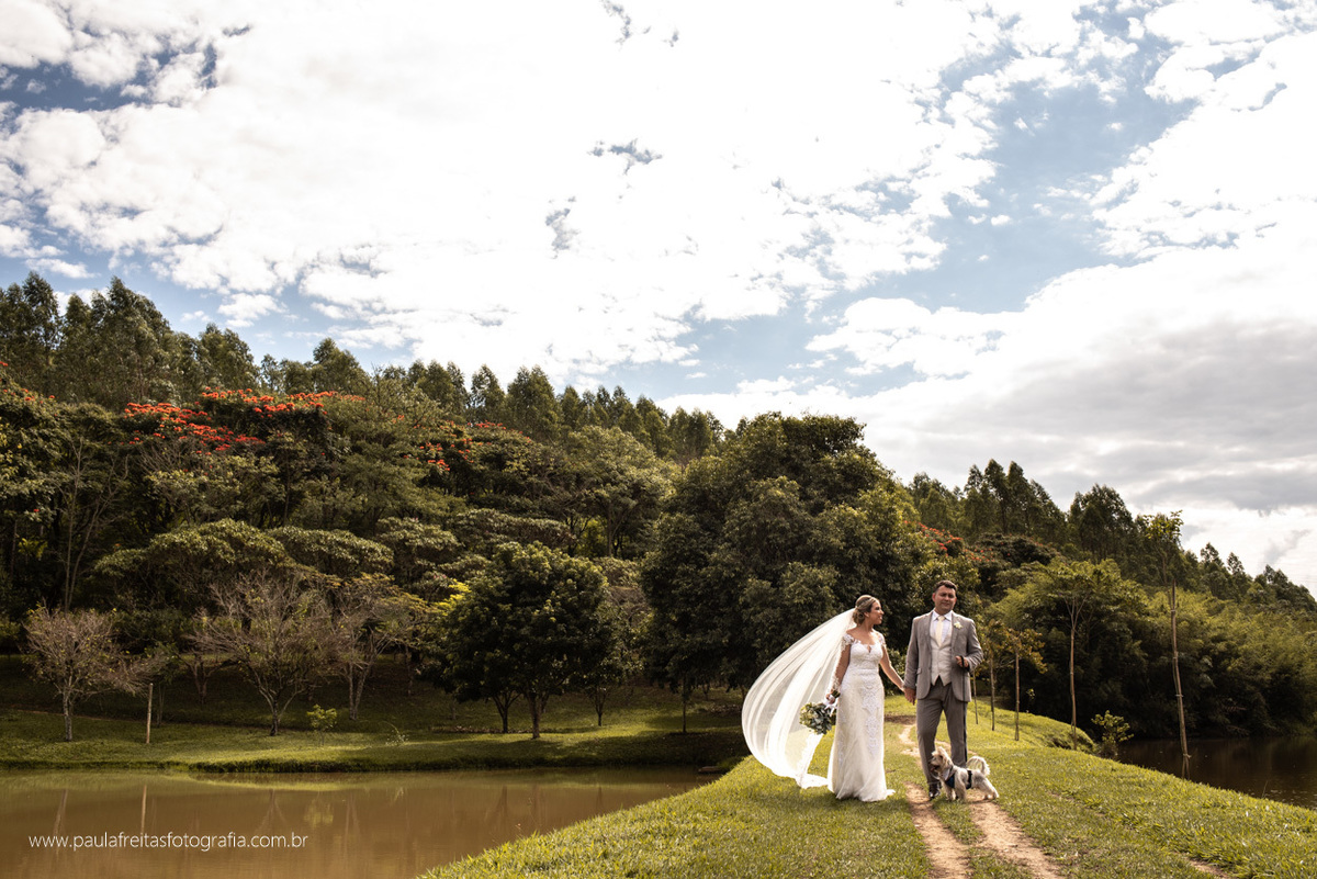 ensaio dos noivos com cachorro no recanto do bosque em guaratingueta por paula freitas fotografia