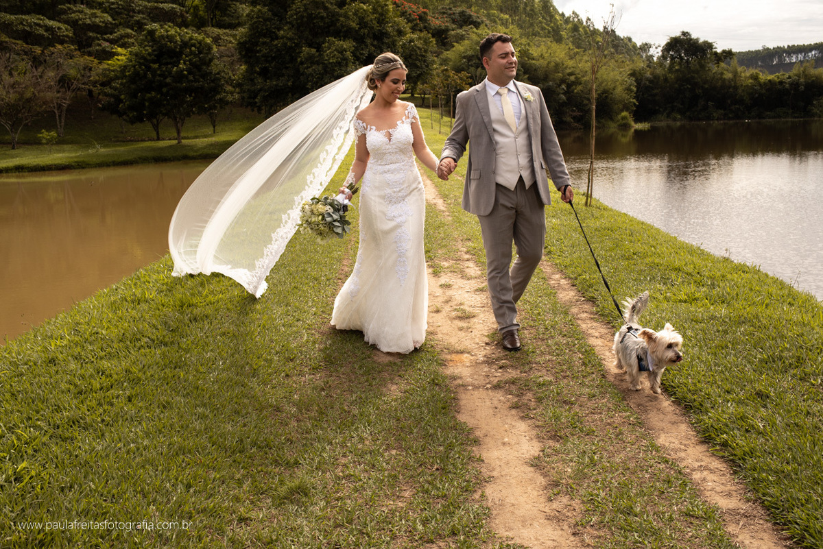 ensaio dos noivos com cachorro no recanto do bosque em guaratingueta por paula freitas fotografia 
