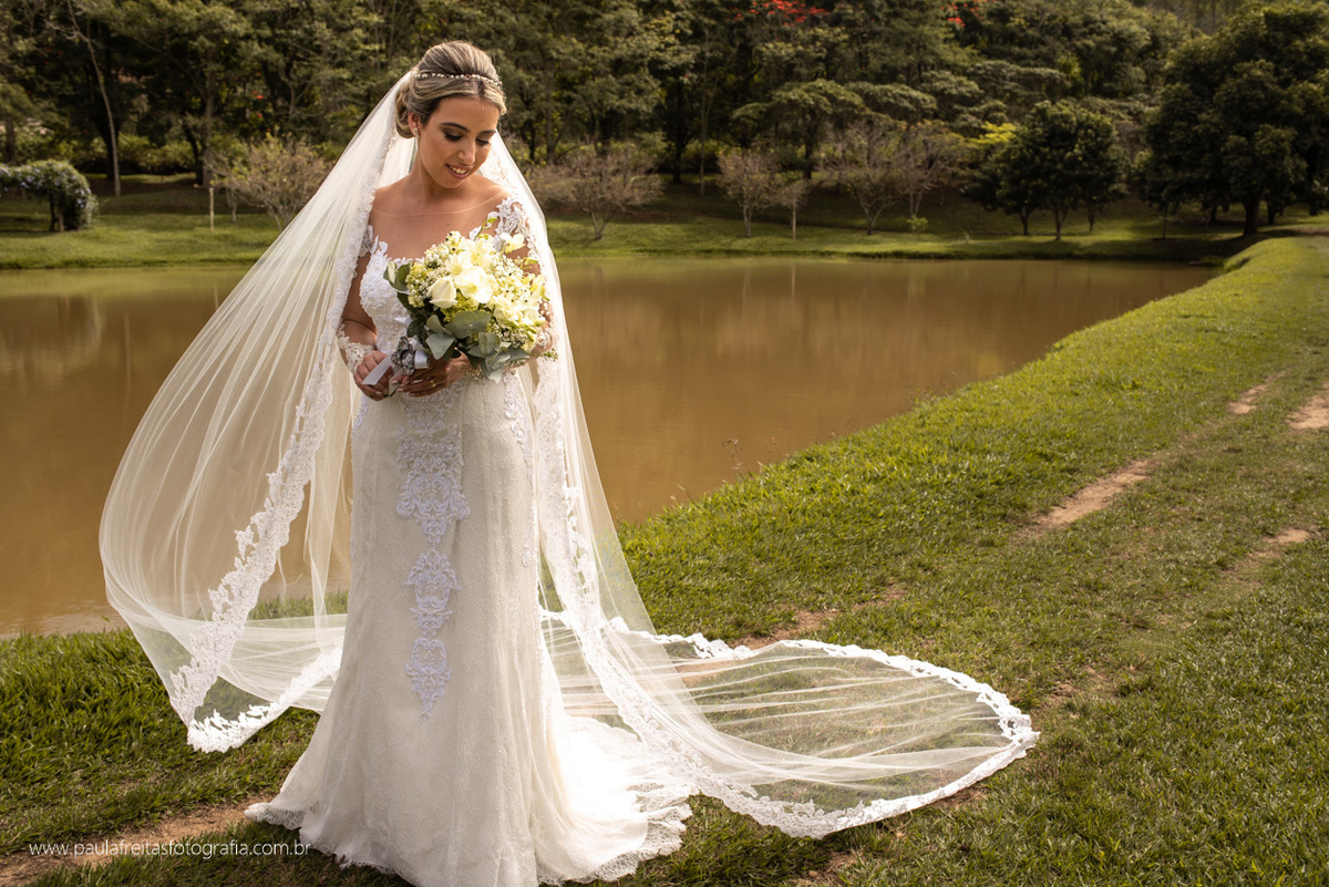 ensaio da noiva com buque em casamento no recanto do bosque de dia por paula freitas fotografia 