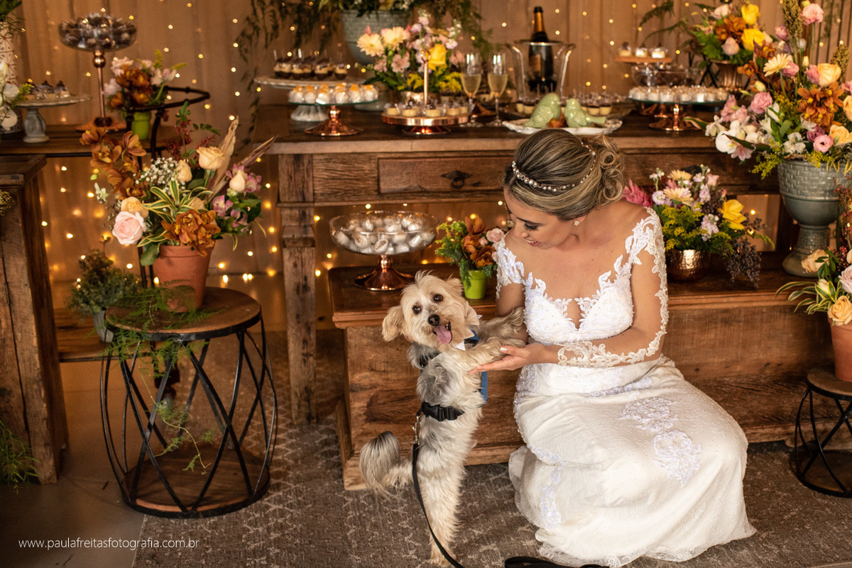noiva com cachorro em casamento no recanto do bosque em guaratingueta e fotografado por paula freitas fotografia