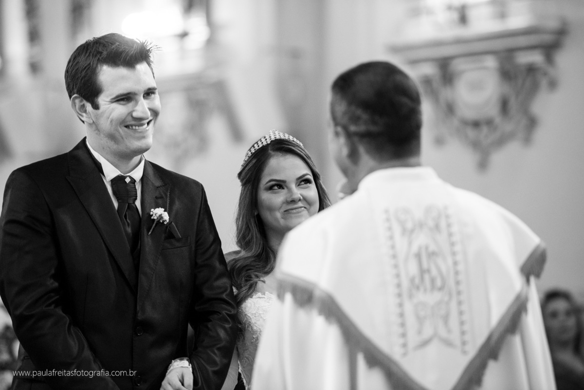 casamento em guaratingueta no orfanato com a noiva de buque rosa vestida de branco e fotografado por paula freitas fotografia