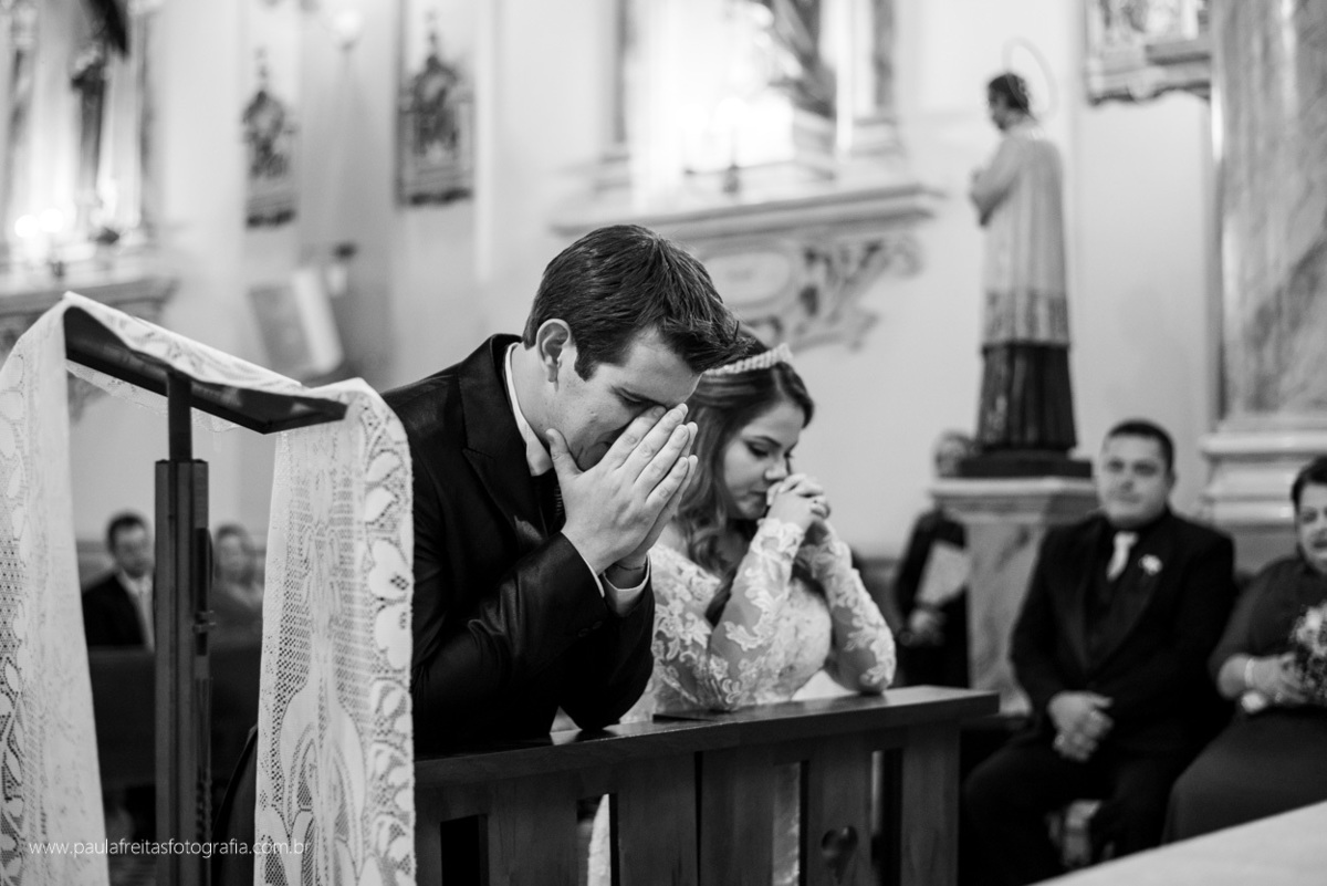 casamento em guaratingueta no orfanato com a noiva de buque rosa vestida de branco e fotografado por paula freitas fotografia