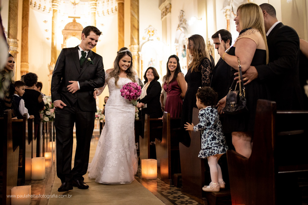 casamento em guaratingueta no orfanato com a noiva de buque rosa vestida de branco e fotografado por paula freitas fotografia